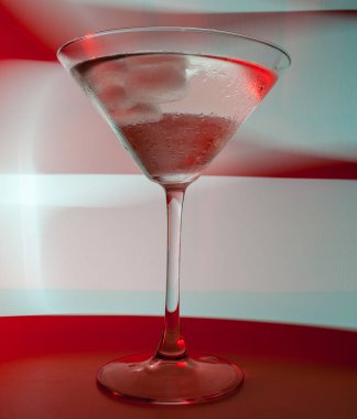 Farklı renklerde güzel ışık bir kokteylle bir martini cam