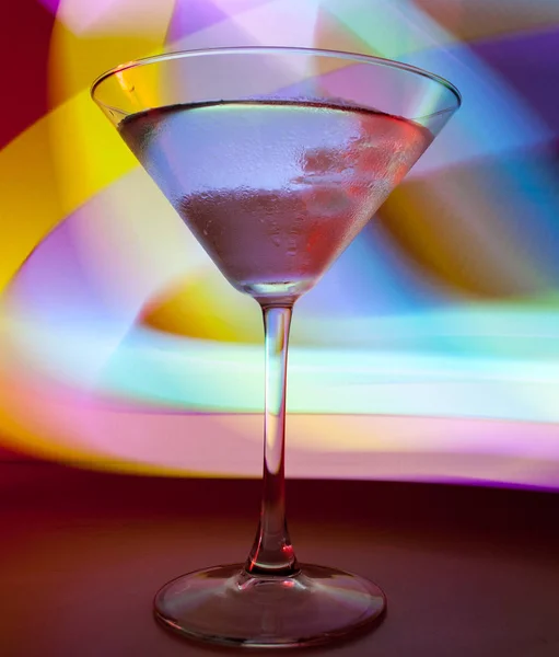 Copo Martini Com Coquetel Bela Luz Cores Diferentes — Fotografia de Stock