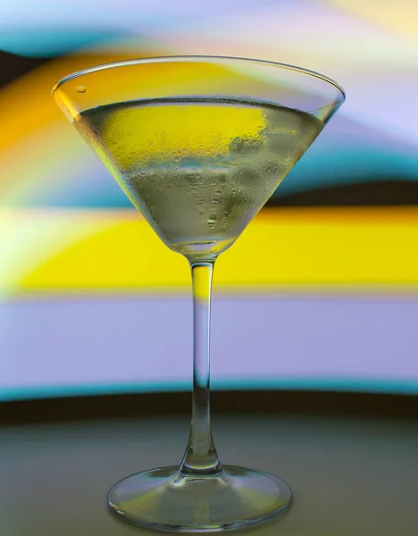 Een Martiniglas Met Een Cocktail Mooie Licht Verschillende Kleuren — Stockfoto