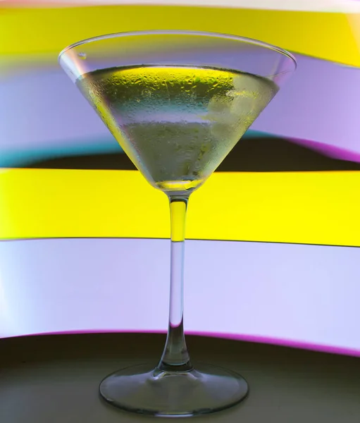 Sklenice Martini Koktejl Krásné Světlo Různých Barev — Stock fotografie