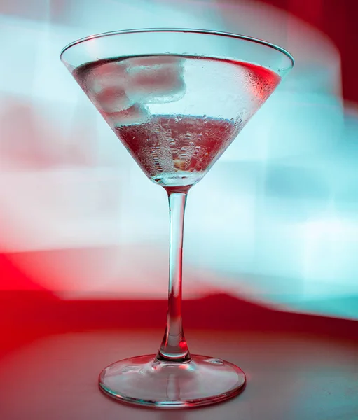 Een Martiniglas Met Een Cocktail Mooie Licht Verschillende Kleuren — Stockfoto