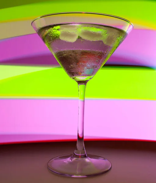 Een Martiniglas Met Een Cocktail Mooie Licht Verschillende Kleuren — Stockfoto