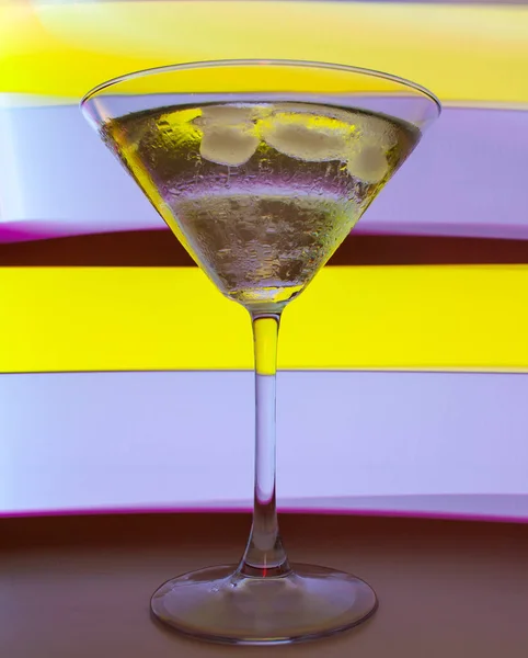 Een Martiniglas Met Een Cocktail Mooie Licht Verschillende Kleuren — Stockfoto