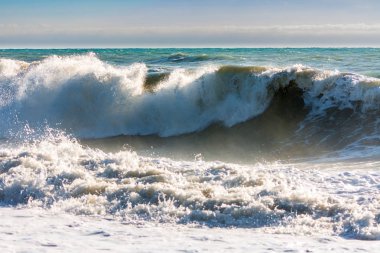 Deniz fırtınası. Büyük dalgalar ve su sıçramalarına
