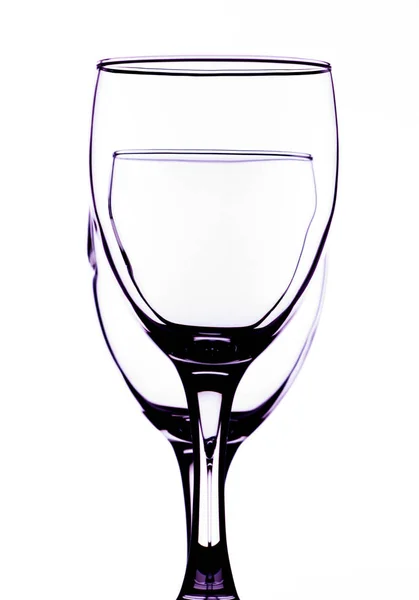 Twee Glazen Voor Wijn Achter Elkaar Met Een Gekleurde Achtergrond — Stockfoto