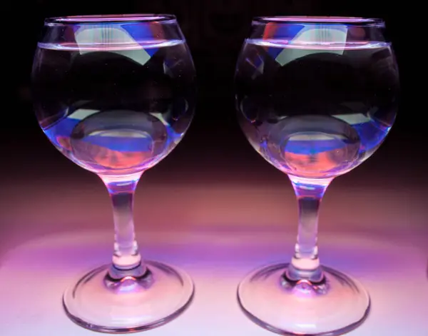 Deux Verres Avec Vodka Avec Éclairage Différent — Photo