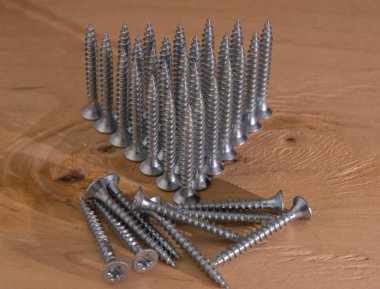 Evrensel gümüş vida ile yukarı dönük üçgen