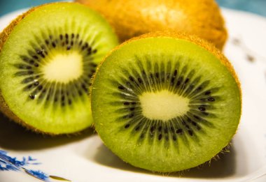 Kivi bir tabakta ikiye ve bütüne böldü