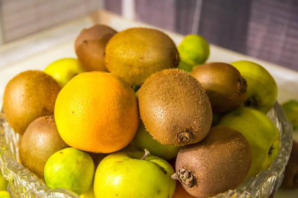 Kristallen Vaas Met Vruchten Kiwi Limoen Sinaasappel Appel — Stockfoto