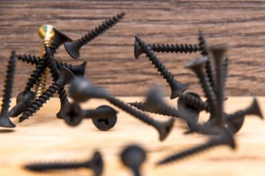 Düşen cıvata ve vidalar ağaç üzerinde havada askıya alınır. Hafiflik gibi görünüyor