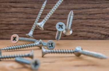 Düşen cıvata ve vidalar ağaç üzerinde havada askıya alınır. Hafiflik gibi görünüyor