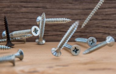 Düşen cıvata ve vidalar ağaç üzerinde havada askıya alınır. Hafiflik gibi görünüyor