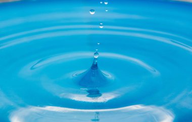 Mavi su düşen bir düşüş. Dalgalar damla--dan sapmak