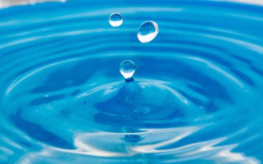 Mavi su düşen bir düşüş. Dalgalar damla--dan sapmak