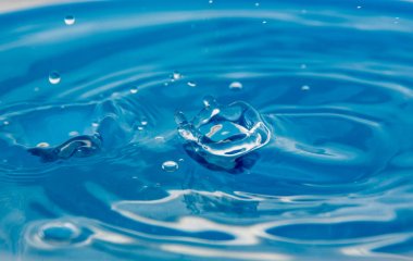 Mavi su düşen bir düşüş. Dalgalar damla--dan sapmak