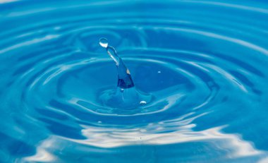 Mavi su düşen bir düşüş. Dalgalar damla--dan sapmak