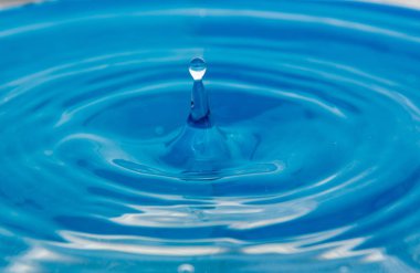 Mavi su düşen bir düşüş. Dalgalar damla--dan sapmak