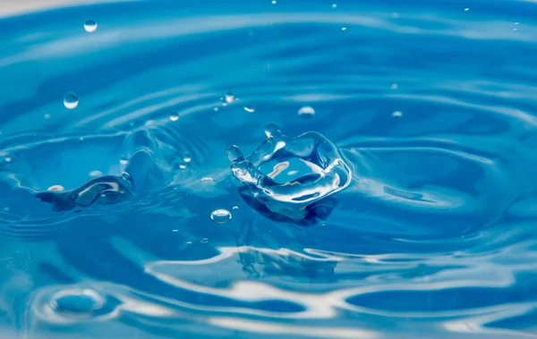 Uma Queda Água Azul Ondas Divergem Gota — Fotografia de Stock