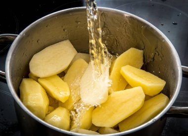 Metal bir tavada patates püresi haşlanmış patates pişirme