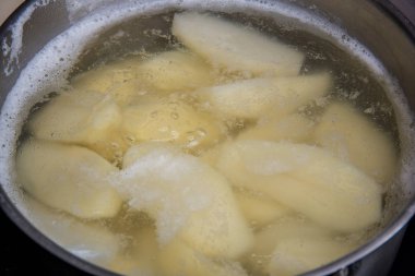 Metal bir tavada patates püresi haşlanmış patates pişirme