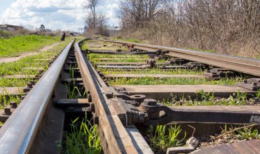 Eski demiryolu paslı, ilkbaharda bir sürü ot var. Çatal