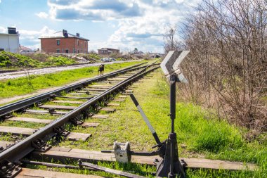 Eski demiryolu paslı, ilkbaharda bir sürü ot var. Çatal