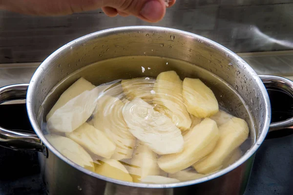 Metal Bir Tavada Patates Püresi Haşlanmış Patates Pişirme — Stok fotoğraf