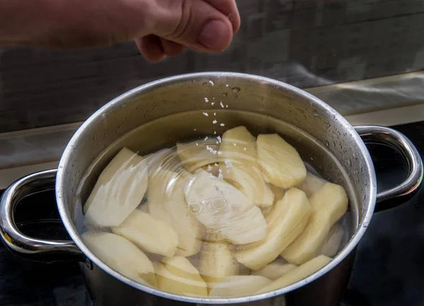金属鍋でマッシュ ポテトに茹でたジャガイモを調理 — ストック写真