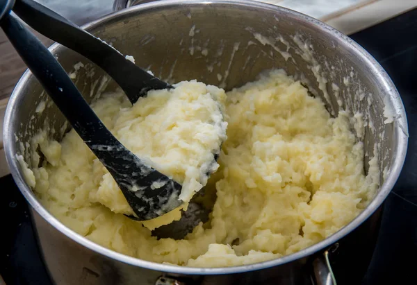 Cozinhar Batatas Fervidas Nas Batatas Trituradas Uma Panela Metal — Fotografia de Stock