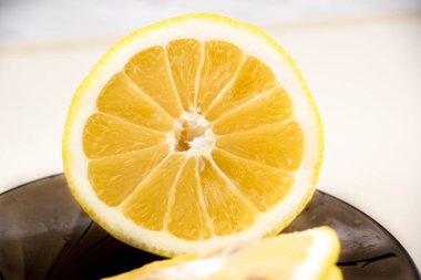 Yüzük küçük bir tabak taze limon dilimli