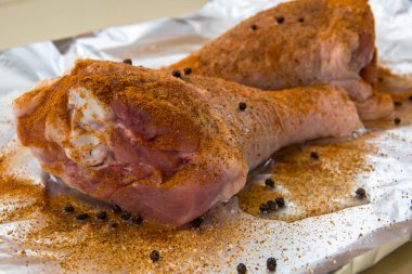 Hindi incik eti bir fırın baharat ve limon ile hazırlanması