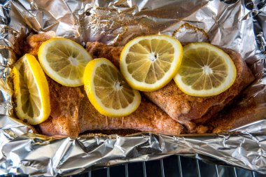 Hindi incik eti bir fırın baharat ve limon ile hazırlanması