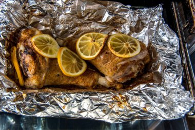 Hindi incik eti bir fırın baharat ve limon ile hazırlanması