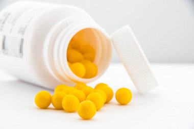 Badem topları vitaminler ile konteyner yanında onlar için dağınık