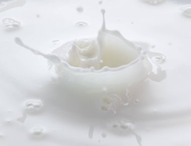 Sıçrama ve bir taç gibi düşen süt sıçraması