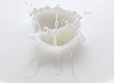 Sıçrama ve bir taç gibi düşen süt sıçraması