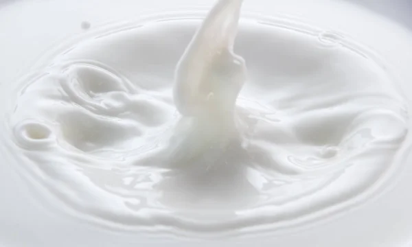 スプラッシュと王冠のような落下のミルクから水しぶき — ストック写真