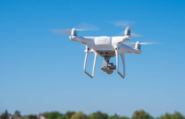 Arka planı gökyüzü ve çim havasında quadrocopter modern uçak var