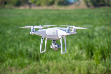 Arka planı gökyüzü ve çim havasında quadrocopter modern uçak var