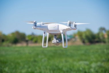 Arka planı gökyüzü ve çim havasında quadrocopter modern uçak var