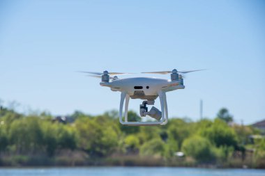 Arka planı gökyüzü ve çim havasında quadrocopter modern uçak var