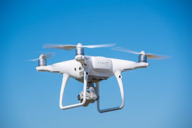 Arka planı gökyüzü ve çim havasında quadrocopter modern uçak var