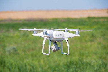 Arka planı gökyüzü ve çim havasında quadrocopter modern uçak var