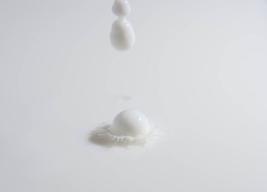 Bir taç veya bir top gibi düşen süt sıçrama ve sıçramaları