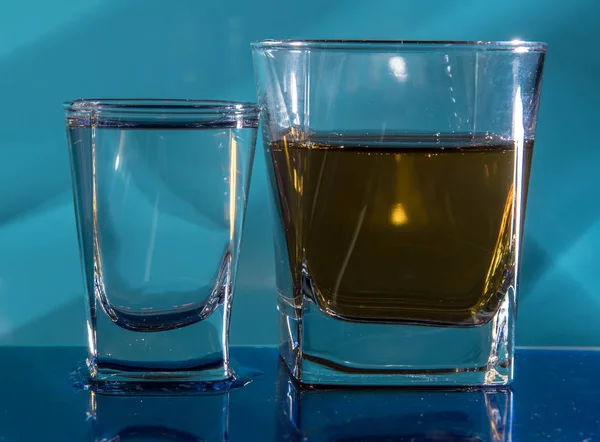 Kieliszek Wódki Kieliszek Brandy Whisky Lub Bourbon Białym Lub Kolorowym — Zdjęcie stockowe