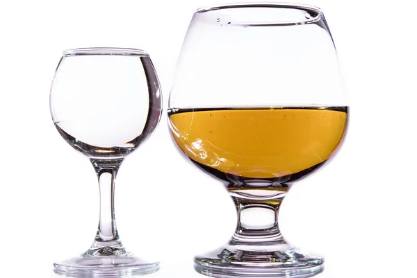 Ein Glas Wodka Und Ein Glas Brandy Whisky Oder Bourbon — Stockfoto