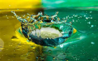 Bir terk edilmiş salatalık dilim su sıçrama