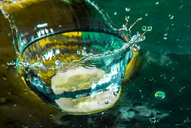 Bir terk edilmiş salatalık dilim su sıçrama