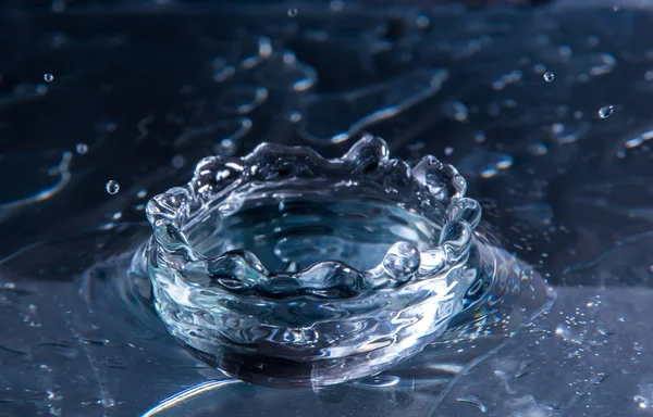 Salpicadura Una Gran Gota Agua Sobre Fondo Multicolor — Foto de Stock