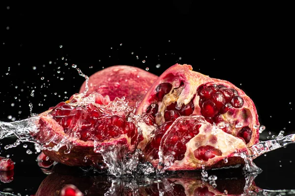 Stukjes Rood Granaatappel Fruit Met Beekje Plons Water Een Zwarte — Stockfoto